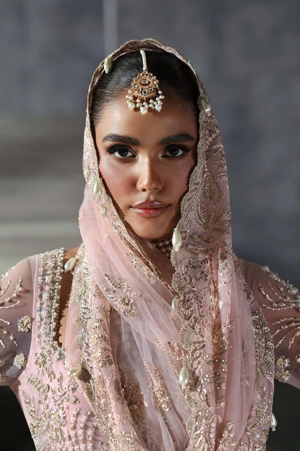 SOFIA - Afrozeh Pakistani fashion outfit in pink tones.